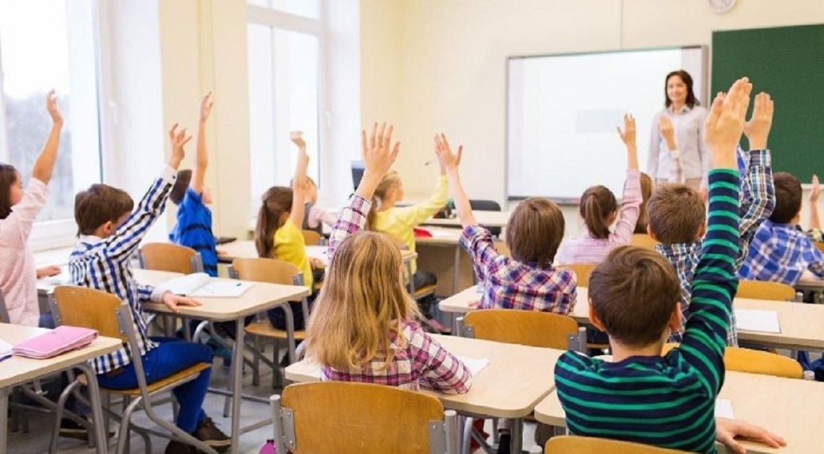 EĞİTİMDE PARADİGMA DEĞİŞİKLİĞİ
Bakanın ifadelerine göre, yeni müfredatla birlikte ders içerikleri, öğrencilerin analitik düşünme yeteneklerini geliştirmeye odaklanacak. Daha önceki bilgi yükü ağırlıklı müfredatın yerine, daha az bilgiyle daha fazla analitik düşünme, yorumlama ve kendini ifade etme becerilerini içeren bir yapı planlanmış durumda.
