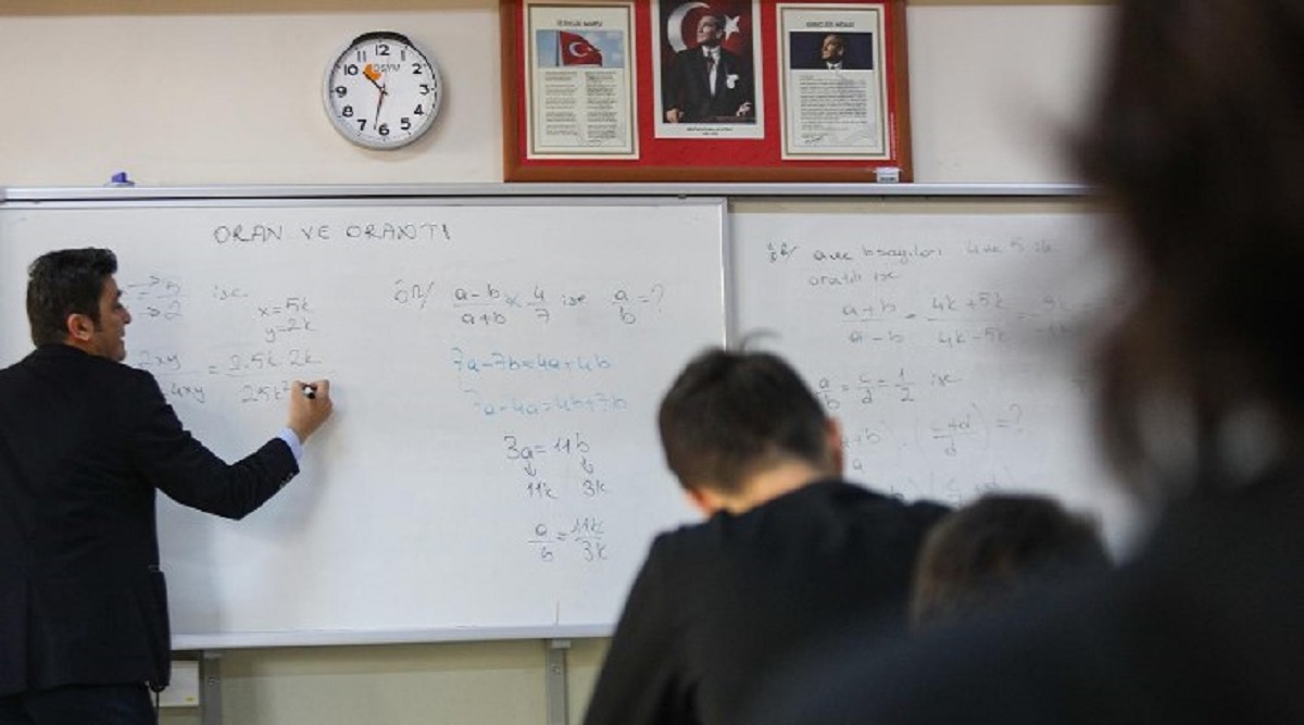 SONUÇ VE BEKLENTİLER
MEB'in yeni müfredatındaki bu temel değişiklikler, öğrencilere daha nitelikli ve çağa uygun bir eğitim sunmayı amaçlıyor. Derslerdeki sadeleşme ve beceri odaklı eğitim, öğrencilerin daha etkili öğrenme deneyimleri yaşamasına katkı sağlayabilir. Yeni müfredatın detayları yakın zamanda kamuoyuyla paylaşılacak.
