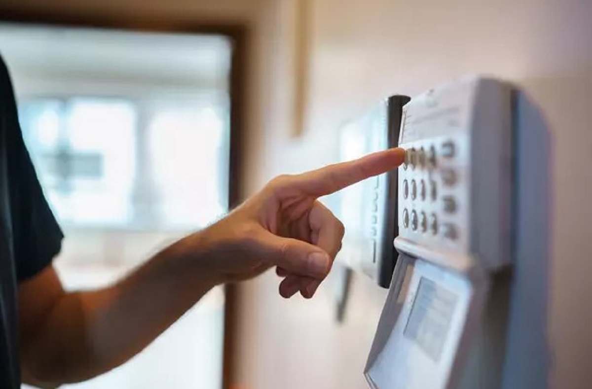 AKILLI EV SİSTEMLERİNE ARTAN İLGİ
Sektör temsilcileri, vatandaşların artan güvenlik endişelerine karşı akıllı ev sistemlerinin önemini vurguluyor. Gayrimenkul uzmanı Şule Duman, inşaat sektöründeki yatırımcıların, depremi önceden haber veren akıllı evlere olan taleplerinin arttığını belirtiyor.
