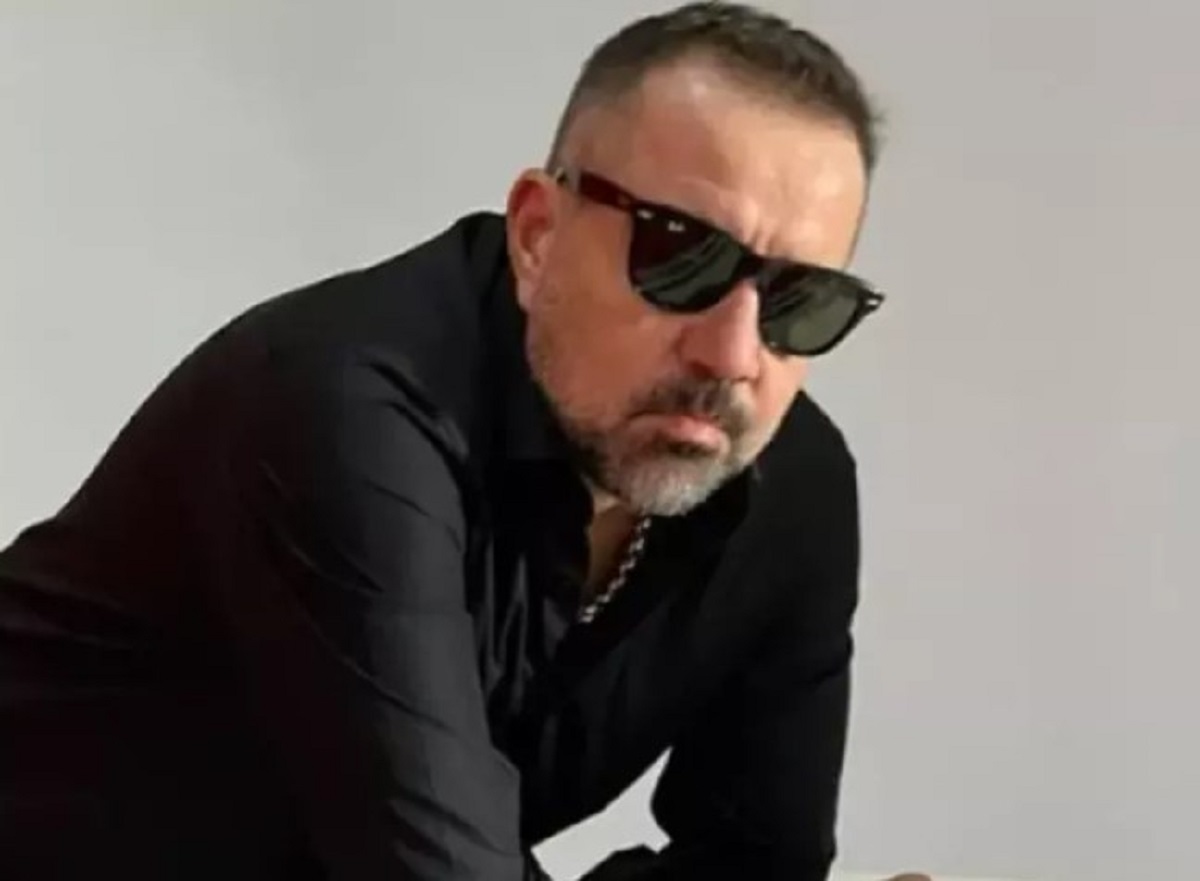 Ata Demirer'in sağlıklı yaşam ve zayıflama süreci, hayranlarının ilgisini çekmeye devam ediyor. Yenilikleri ve başarılarıyla gündemden düşmeyen ünlü komedyenin takipçileri, gelecek projelerini merakla bekliyor.