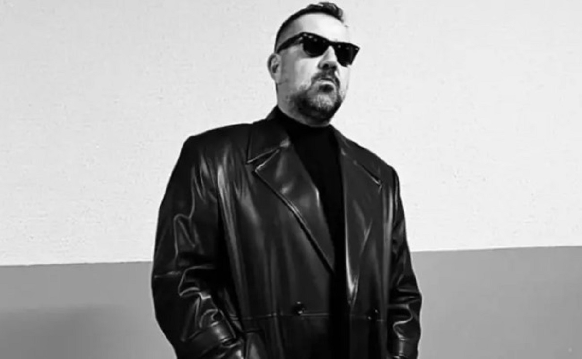 YENİ İMAJI: "LEON"
Değişen fiziksel görünümüyle dikkat çeken Ata Demirer, sosyal medya hesabından "Leon beni evden ara oğlum" notuyla paylaştığı fotoğrafıyla gündemi salladı. 1994 yapımı "Sevginin Gücü" filmindeki usta oyuncu Jean Reno'nun canlandırdığı "Leon" karakterine gönderme yapan Demirer, takipçilerinden büyük ilgi gördü.

