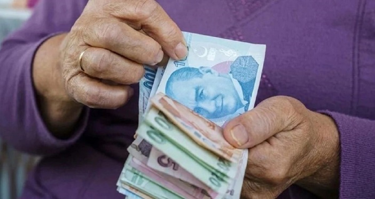 EK ZAM ÖDEME TAKVİMİ BELİRLENDİ
Emeklilerin beklediği ek zam ödeme takvimi netleşti. SSK emeklilerine yapılan ödemeler bugün itibariyle başladı. Bağ-Kur emeklilerinin ödemeleri ise yarın gerçekleştirilecek. Böylece, emeklilerin maaşlarına yansıyacak olan zam farkları, hak sahiplerinin belirledikleri banka hesaplarına aktarılacak.
