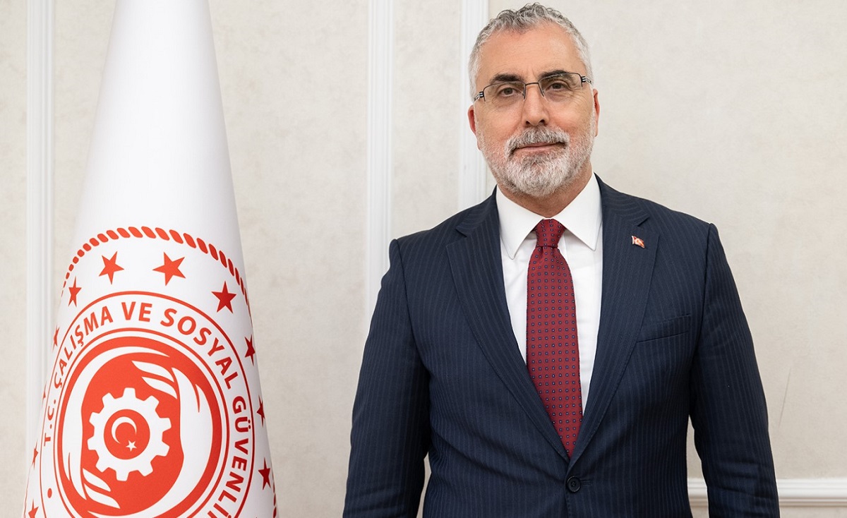 BAKAN IŞIKHAN AÇIKLADI
İşsizlik Sigortası Kanunu ile emekli maaşları üzerinde yapılan yeni düzenleme, 3 Şubat tarihinde Resmi Gazete'de yayımlandı. SSK ve Bağ-Kur emekli maaşlarındaki 6 aylık artış oranı yüzde 49,25 olarak belirlendi. Aynı düzenleme ile en düşük emekli aylığı ise 10 bin liraya yükseltildi.
