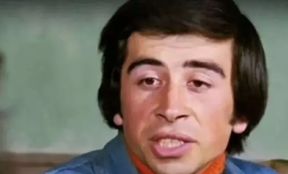 GÖRENLER ŞAŞKINA DÖNDÜ!
Hababam Sınıfı'nın unutulmaz oyuncusu Bülent İğdiroğlu'nun günümüzdeki hali, eski günleri aratmıyor. Sosyal medya kullanıcıları, İğdiroğlu'nun değişimine hayranlıkla yaklaşıyor. "Tanıyamadım", "Çok değişmiş", "Ne güzel yaşlanmış", "Büyük usta", "Hocam bu nasıl değişim" gibi yorumlar, ünlü oyuncunun etkileyici değişimine dair yapılan paylaşımları süslüyor.
