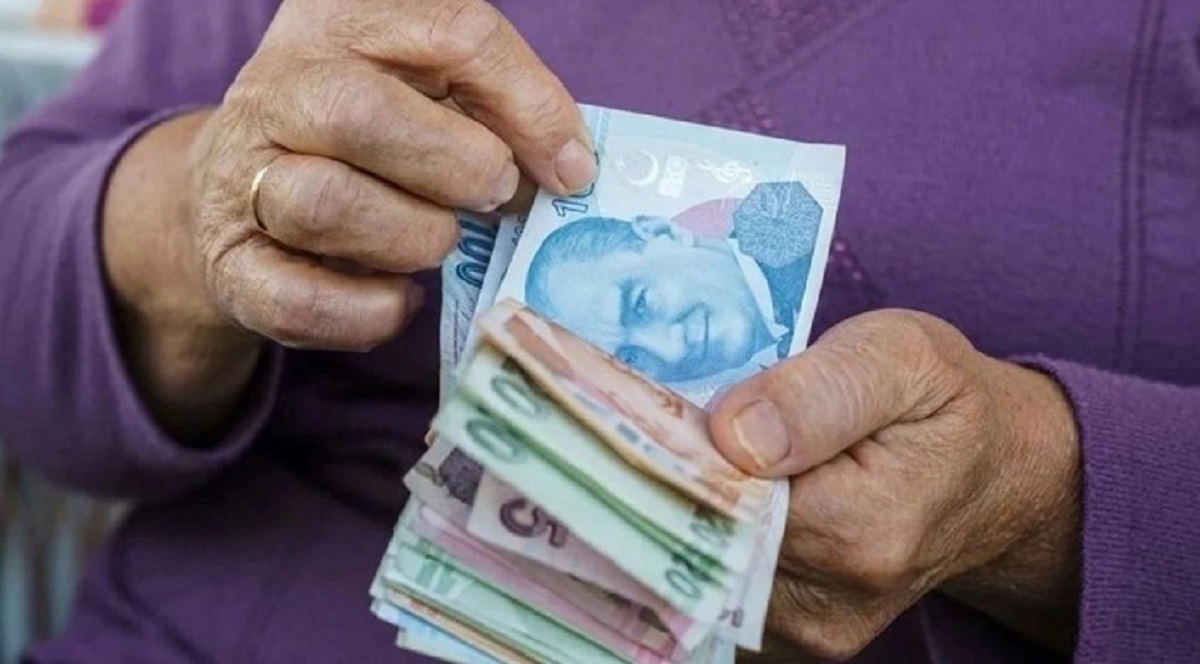DEPREM BÖLGELERİNE ÖZEL DİKKAT
Bakan Işıkhan, açıklamalarında Türkiye'nin deprem bölgesindeki vatandaşlarını unutmadıklarını ve ödenekler ile sağlık hizmetlerinin aksamadan devam ettiğini belirtti. Deprem bölgelerinde alınan önlemlere vurgu yapan Bakan, sosyal güvenlik ve sağlık hizmetlerinin sürdürülebilirliğine büyük önem verdiklerini ifade etti.
