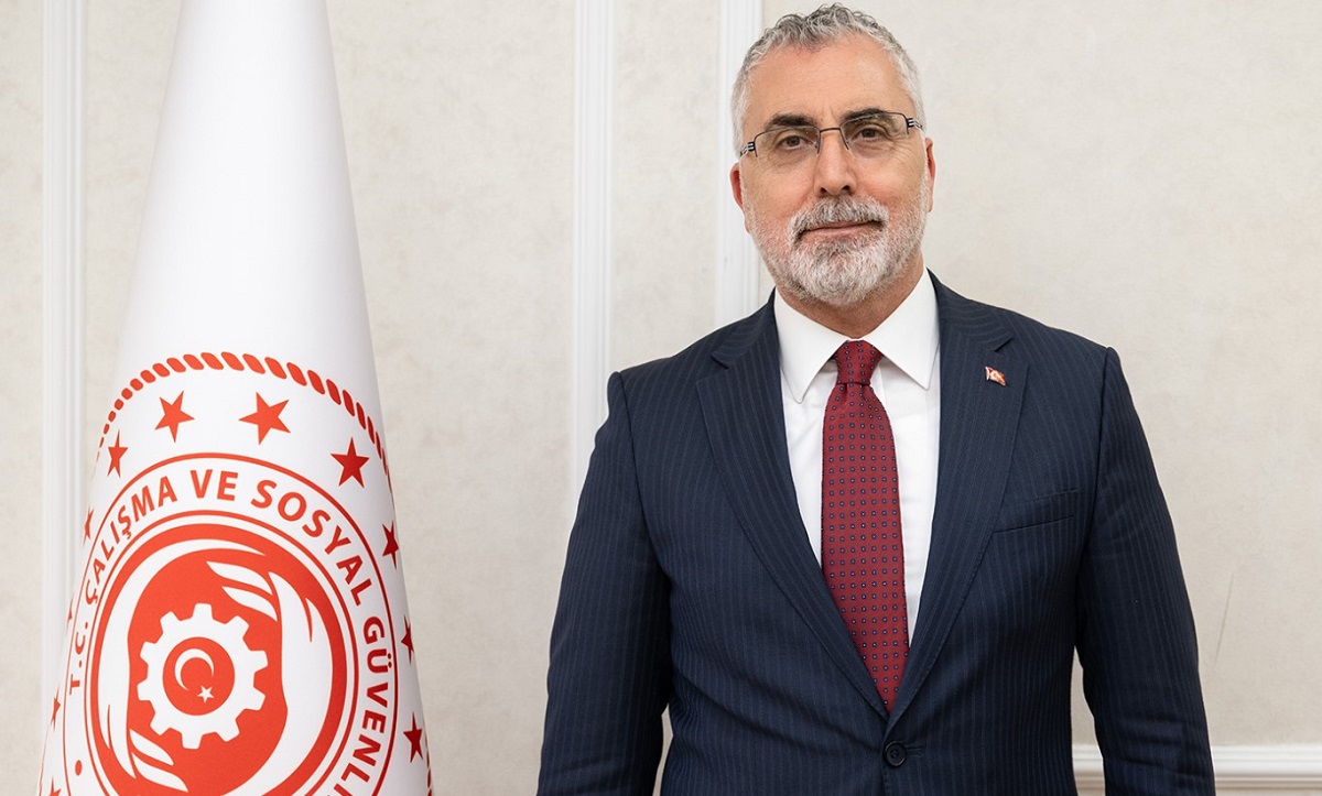 EMEKLİLERE ÖZEL 5 BİN TL İKRAMİYE
Bakan Işıkhan, emeklilerin taleplerini önemsediklerini vurgulayarak, daha önce 5 bin TL ikramiye verdiklerini hatırlattı. Cumhurbaşkanı'nın emeklilere gösterdiği teveccühü ifade eden Işıkhan, emeklilerin taleplerini ve ihtiyaçlarını önceliklendirdiklerini söyledi. Emeklilerin huzurlu olmaları için gerekli değerlendirmeleri yaptıklarını belirten Bakan, Cumhurbaşkanı, Cumhurbaşkanı Yardımcısı Cevdet Yılmaz ve Hazine ve Maliye Bakanı Mehmet Şimşek ile görüşerek gereken çalışmaları yapacaklarını ifade etti.
