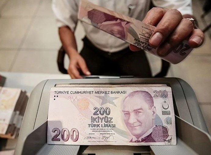 ÖRNEK ANLAŞMA DİĞER KURUMLARI ETKİLEYECEK
Yapılan bu anlaşma, birçok kurum ve kuruluş için örnek teşkil edecek nitelikte. Benzer şekilde diğer kamu ve özel sektör kurumlarının da promosyon ödemelerinde artışa gitmeleri bekleniyor. Bu durum, çalışanların maaşlarını aldıkları bankaları seçerken daha avantajlı tekliflere yönelmelerine olanak tanıyacak.
