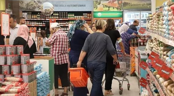 TARIM KREDİ KOOPERATİF MARKETLERİ'NDE ŞUBAT AYINA ÖZEL İNDİRİMLİ ÜRÜNLER
Tarım Kredi Kooperatif Marketleri, Cumhurbaşkanı Erdoğan'ın talimatı doğrultusunda vatandaşlarına daha uygun fiyatlarla alışveriş yapma imkanı sunuyor. 7-9 Şubat tarihlerine özel olarak belirlenen indirimli ürünler arasında tavuk, sucuk, salam, kıyma, pastırma, peynir, turşu ve pirinç gibi birçok temel ihtiyaç ürünü bulunuyor. Bu indirimli ürünler, sofralardaki yerini alırken aynı zamanda aile bütçesine katkı sağlamayı hedefliyor.
