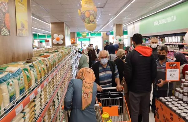 TARIM KREDİ KOOPERATİF MARKETLERİ: YILLARDIR GÜVENİLİR VE EKONOMİK ALIŞVERİŞİN ADI
Tarım Kredi Kooperatifleri, yıllardır Türkiye genelindeki şubeleri ve marketleri aracılığıyla halka güvenilir ve ekonomik alışveriş imkanı sunuyor. Tarım sektörüne destek olma misyonu taşıyan bu kooperatifler, üreticiden tüketiciye uzanan bir zincirde adil ticaret anlayışını benimsemekte ve kaliteli ürünleri uygun fiyatlarla sunmaktadır.
