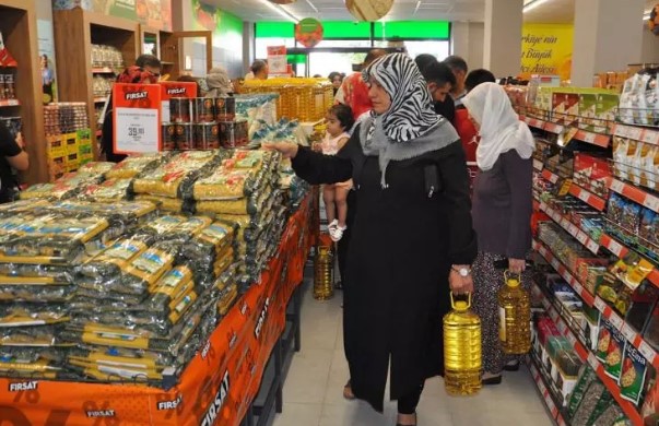 CUMHURBAŞKANI ERDOĞAN'IN KAR AMACI GÜTMEYEN YAKLAŞIMI
Cumhurbaşkanı Erdoğan'ın Tarım Kredi Kooperatif Marketleri için kar amacı gütmeyen bir yapı olduğunu vurgulayarak verdiği indirim talimatı, sosyal medya üzerinden duyuruldu. Bu talimatın amacı, vatandaşların temel ihtiyaçlarını daha ekonomik bir şekilde karşılamalarını sağlamak ve tüketici dostu bir anlayışı öne çıkarmaktır.
