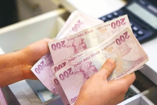 BANKA HESAPLARINIZI KONTROL EDİN!
Gazetelere verilen ilanlarda, 15 Mayıs tarihine kadar hareketsiz olan hesaplardaki paraların TMSF'ye aktarılacağı vurgulanıyor. Bu süreçte, eski hesaplarını takip etmeyen ve kaç hesabının olduğunu bilmeyen vatandaşlar büyük bir riskle karşı karşıya. Bankalar, müşterilerini uyarıyor ve hareketsiz hesaplardaki paraların 31 Mayıs'a kadar çekilmemesi halinde TMSF'ye devredileceğini hatırlatıyor.
