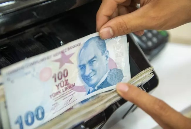 VEFAT EDEN YAKINLARIN HESAPLARINI TAKİP EDİN
Sosyal Güvenlik Uzmanı Murat Bal, konuyla ilgili yaptığı açıklamada, "Bu parayı alma şansınız var. 10 yıl ile birlikte bankalar bunu internet adreslerinde paylaşıyorlar. Birçok ciddi bedeller de bu şekilde bankada kalabilir. Düşük bedeller de kalabilir. 1 liranız bile olsa mutlaka onun peşine düşün. Özellikle vefat eden yakınları ile alakalı vatandaşlarımız mutlaka bunu takip etsinler" şeklinde bilgi verdi.
