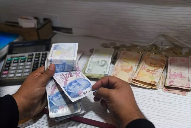 E-DEVLET İLE HESAPLARINIZI SORGULAYIN
Kanal D ana haberine göre, bu riskten kaçınmanın en etkili yolu e-Devlet hesabınızı kullanmak. E-Devlet üzerinden "banka sorgulama" yazarak hesaplarınızın bulunduğu bankaları sıralı bir şekilde görebilirsiniz. Bu yöntemle, kaç hesabınız olduğunu ve bu hesaplardaki durumu kolayca öğrenerek gerekli önlemleri alabilirsiniz.
