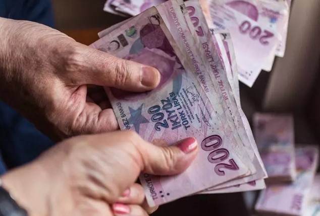 TEMMUZ ZAMMI VE DEĞİŞEN KÖK MAAŞ DÜZENLEMESİ
En düşük emekli maaşlarını 10 bin liraya çıkaran düzenleme, maaş artışlarının seyyanen yapılmasını öngörüyor. Ancak, bu artışın emeklinin kök maaşına dayalı olarak hesaplanması, emeklilerin gelecekteki maaş artışlarına yeni bir bakış açısı getiriyor. Örneğin, kök maaşı 7000 lira olan bir emekli Ocak ayında 10 bin TL alıyorsa, Haziran sonunda enflasyon oranı yüzde 43'ün altında gelirse, maaşı yine 10 bin TL olacak.
