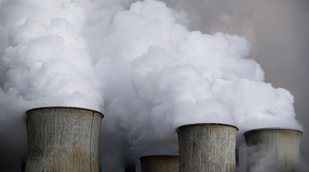 HAVA KİRLİLİĞİ ÖLÜMLERE NEDEN OLUYOR
Dünya Sağlık Örgütü'ne göre, hava kirliliği dünya genelinde dakikada 13 insanın ölümüne yol açarken, Greenpeace İklim ve Enerji Uzmanı Gökhan Ersoy, Türkiye'de hava kirliliğinin ölüme yol açan riskler arasında beşinci sırada yer aldığını açıkladı. Özellikle fosil yakıtların sorumlu olduğu hava kirliliğinin, Türkiye'de ciddi sağlık sorunlarına neden olduğu belirtildi.
