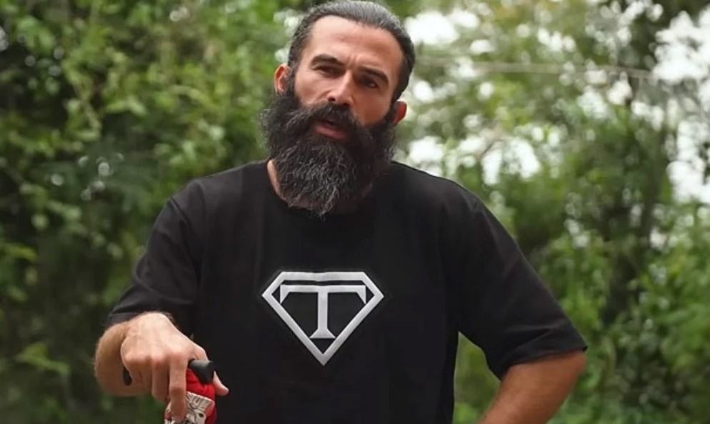 TURABİ ÇAMKIRAN'IN SAĞLIK SORUNLARINA ÇÖZÜM BULUNAMADI
Son dönemlerde sağlık sorunlarıyla mücadele eden Turabi Çamkıran, Survivor All Star'a dönüş yaptıktan sonra yine sağlık sorunları ile karşı karşıya kaldı. Tedavisinin ardından yarışmaya geri dönen Çamkıran, maalesef sakatlığı nedeniyle yarışmaya devam edemeyeceğini Acun Ilıcalı aracılığıyla açıkladı.
