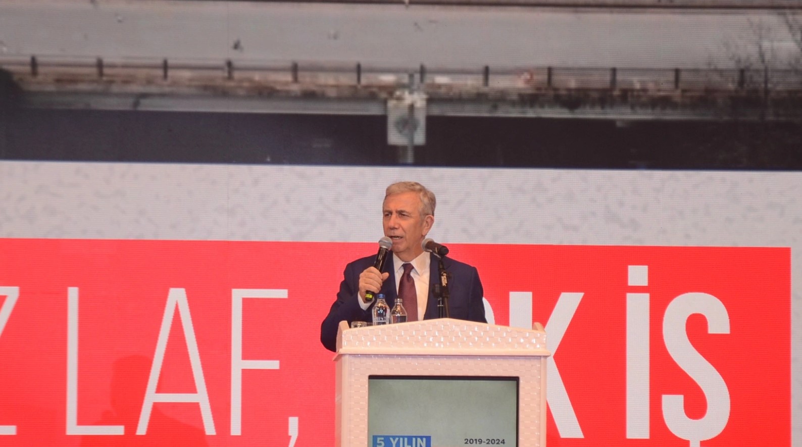 AHMET ZENGERTAŞ'TAN ŞAŞIRTAN AÇIKLAMA
Sosyal medya üzerinden yaptığı paylaşımla kamuoyuna duyuran Zengertaş, AK Parti'deki görevinden ayrılma kararını ve Turgut Altınok'a karşı Mansur Yavaş'a destek vereceklerini ifade etti. Seçim atmosferinin ısındığı bu günlerde, Mamak İlçe Gençlik Kolları Başkanı'nın bu tavrı, siyasi arenada dikkat çekici gelişmelere sebep oldu.
