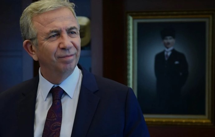AK PARTİ'NİN HEDEFİ ANKARA'YI KAZANMAK
Özellikle AK Parti'nin geçmiş yerel seçimlerde kaybettiği oyu yeniden kazanma hedefi göze çarparken, partinin Ankara adayı Turgut Altınok'un belirlenmesiyle birlikte siyasi atmosferde yeni bir döneme girildi. Ancak Ahmet Zengertaş'ın istifası ve Mansur Yavaş'a destek açıklaması, AK Parti içindeki çekişmeleri ve farklı görüşleri gözler önüne serdi.
