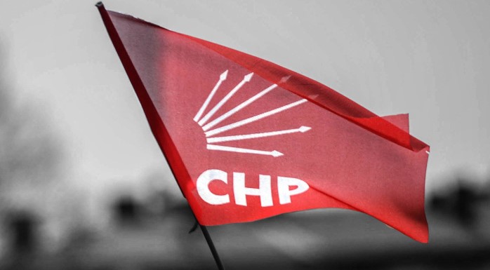 PARTİ İÇİ ELEŞTİRİLER
Gürsel Tekin, Twitter üzerinden yaptığı açıklamada, "Türkiye’de iktidar mücadelesi yerine parti içi iktidar mücadelesinin yeğ tutulduğu" ifadesiyle parti içindeki hukuksuzluk ve adaletsizliklere dikkat çekti. Parti içindeki hemşericilik, gruplaşma ve ekipleşmenin ön plana çıktığını ifade eden Tekin, CHP'nin özünden uzaklaştığına inandığı için istifa ettiğini belirtti.
