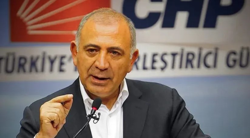 İSTİFANIN ARDINDAN YAPILAN DEĞERLENDİRMELER
Gürsel Tekin'in istifası, Türk siyasetinde büyük bir sürprizle karşılandı. Siyasi çevreler ve kamuoyu, bu ayrılığın parti içi dinamikler ve önümüzdeki seçim süreci üzerindeki etkilerini değerlendirmeye başladı. Tekin'in istifasıyla ilgili yapılan değerlendirmeler, CHP'nin içsel sorunlarına ve siyasi vizyonuna yönelik eleştirilerin artmasına neden oldu.
