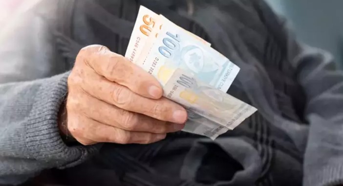 MEMUR EMEKLİLERİNE YENİ ÖDEME DÖNEMİ
Memur emeklileri için 15 Şubat tarihi, önemli bir dönemi başlatıyor. Bu tarihte memur emeklileri, zamlı emekli maaşlarını almanın yanı sıra maaş farkı ödemelerini de hesaplarına görecekler. Sosyal Güvenlik Kurumu, emekli tahsis numaralarının sonuna göre yapılan ödemelerin adil ve düzenli bir şekilde gerçekleşeceğini vurguladı.
