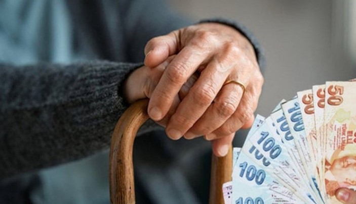 SSK, BAĞ-KUR ve 4C KAPSAMINDAKİ EMEKLİLERE YENİ ÖDEME TAKVİMİ
SSK, BAĞ-KUR ve 4C kapsamındaki tüm emekliler için ödeme takvimi belirlendi. SSK ve BAĞ-KUR emeklileri, daha önce gerçekleşen zam farkı ödemelerinin ardından 15 Şubat'ta bir kez daha maaşlarına zam farkı alacaklar.
