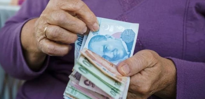 MEMUR EMEKLİLERİNE EK ZAM FARKI MÜJDESİ
Yüzde 49,25 zam alan memur emeklileri, Ocak ayında aldıkları zam farkının yanı sıra üç aylık zam farkı daha bekliyor. 15 Şubat tarihinde memur emeklileri, hesaplarına net bir zam farkı ödemesi daha alacaklar.
