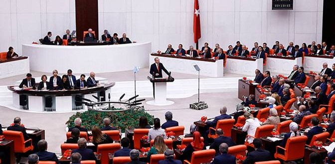 ESKİ BAKAN KARAKOYUNLU'NUN SON ANLARI
Sağlık Bakanı Fahrettin Koca, eski bakanlardan Yılmaz Karakoyunlu'nun sağlık durumuyla ilgili yaptığı açıklamada, Karakoyunlu'nun İstanbul'daki evinde geçirdiği rahatsızlık sebebiyle hastaneye kaldırıldığını ve tüm müdahalelere rağmen yaşamını yitirdiğini bildirdi. Bu üzücü olay, Türk siyasetinin geçmişine ışık tutan önemli bir simanın aramızdan ayrılmasıyla sonuçlandı.

