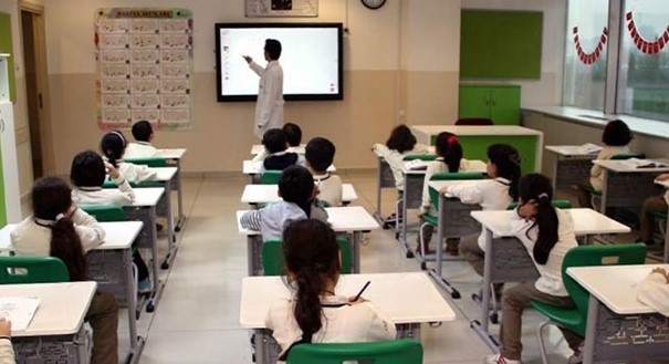 EK ÜCRETLER MAYIS AYININ SONUNA KADAR AÇIKLANIYOR
Yemek, kahvaltı, servis, pansiyon, yatakhane, kitap-kırtasiye, kıyafet, etüt gibi hizmetler karşılığında alınacak ek ücretler, özel okullar tarafından mayıs ayının sonuna kadar ayrıca tespit ediliyor. Bu ek ücretlerden faydalanmak isteyen veliler, bu hizmetleri talep ettikleri ölçüde kullanabiliyorlar.
