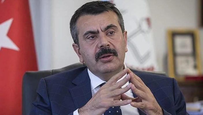 MEB UYARILARINA RAĞMEN ÖZEL OKULLARIN DURUMU
Milli Eğitim Bakanı Yusuf Tekin, özel okulların ara sınıflar için belirlenen ücret artış oranını aşamayacağını vurgulayarak özel okulları uyardı. Bakan Tekin, özel okulların başlangıç okul ücretini kendilerinin belirleme yetkisine sahip olduğunu ifade etti. Ayrıca, özel okulların TEFE-TÜFE oranında zam yapma hakları olduğunu belirterek, yönetmelik hükümlerine uyulması konusunda uyarılarda bulundu.
