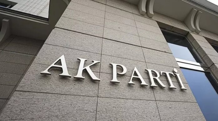 AK Parti Uşak Merkez İlçe Başkanı Mehmet Bayar, 2017 yılından beri sürdürdüğü görevinden istifa ettiğini sosyal medya üzerinden yaptığı duyuruyla kamuoyuna açıkladı.