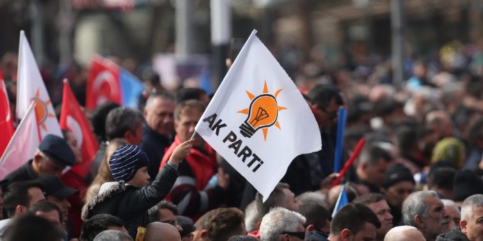 Yaşanan istifa kamuoyunda büyük yankı uyandırırken, siyasi dengelerin değişip değişmeyeceğini ise zaman gösterecek. Herkes merakla önümüzdeki süreçte neler yaşanacağını bekliyor. 