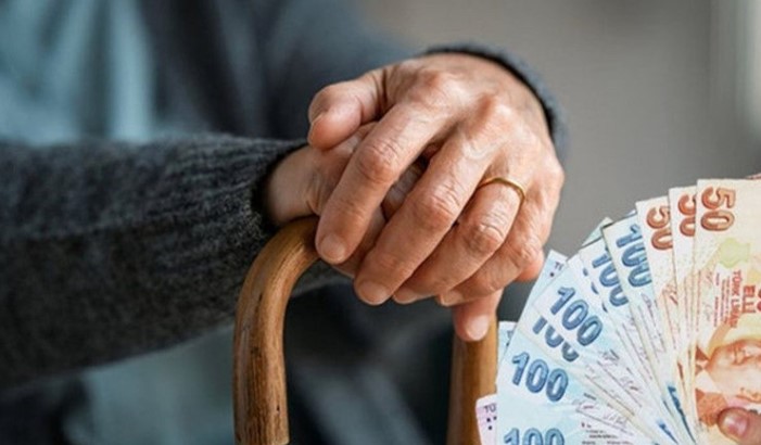 SGK uzmanı İsa Karakaş, katıldığı bir programda, emeklilere yapılacak seyyanen zam hakkında önemli açıklamalarda bulundu. Karakaş, emekli maaşlarının 15 bin TL'yi aşan açlık sınırının çok altında olduğunu belirtti. Hükümetin elindeki senaryoların Ekim Planı olduğunu ifade eden Karakaş, Temmuz ayında emeklilere ve kamu işçilerine zam yapıldığını, memurlara ise asgari ücrete oldukça yüksek bir zam yapıldığını hatırlattı.