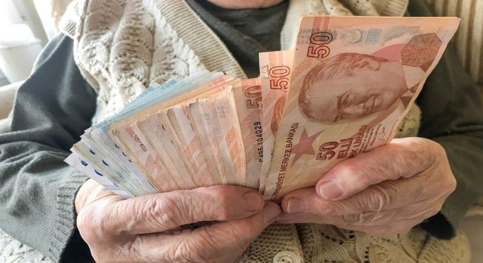 Cumhurbaşkanı'nın talimatıyla, Başkan Yardımcısı Sayın Yılmaz'ın başkanlığında bir toplantı düzenlendi ve sonuçta 5.000 TL'lik bir ikramiye belirlendi. Hükümet şu anda Ekim Planı'nı gündeme getiriyor ve Ramazan Bayramı ikramiyesinden başlayarak, 31 Mart'tan önce 2.000 TL olan ikramiyenin en az 5.000 TL'ye çıkarılması planlanıyor.