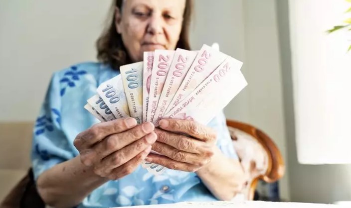 Emekliler, kendilerine verilen sözlerin yerine getirilmesini bekliyorlar. Ancak, gerçekçi olmanın önemine de dikkat çeken Karakaş, şu anda ekonomik durumun net olduğunu ve bir programın yürütüldüğünü belirtti. Seyyanen zam rakamının en az 4 bin TL veya 5 bin TL civarı olabileceğini ve tüm emeklileri kapsayacağını ifade etti.