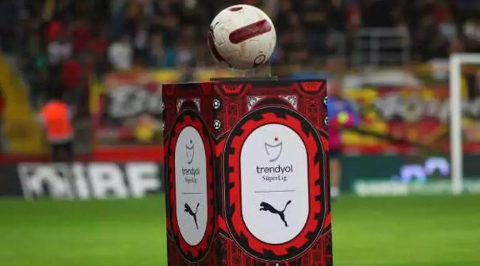 LİDER GALATASARAY DEPLASMANDA ANKARAGÜCÜ İLE KARŞILAŞACAK
Haftanın önemli karşılaşmalarından biri de lider Galatasaray'ın deplasmanda MKE Ankaragücü ile yapacağı mücadele olacak. Galatasaray, zirvedeki yerini korumak adına önemli bir sınav verecek.
