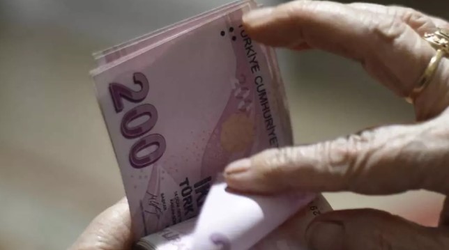 EMEKLİ AYLIKLARI YÜKSELTİLDİ AMA BEKLENTİLER YÜKSEK
SSK, Bağkur ve memur emeklilerine yönelik yüzde 49.25 oranındaki zamın ardından en düşük emekli maaşı 10 bin TL olarak belirlendi. Ancak, bu durum emeklilerin genel memnuniyetini sağlamadı. TÜİK'in farklı enflasyon rakamları ve hissedilen enflasyonun yüksekliği nedeniyle emekli aylıkları hala düşük kalıyor.
