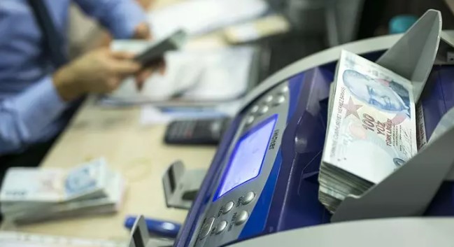 BAYRAM İKRAMİYELERİ DE GÜNDEMDE
Emeklilerin gündeminde ayrıca bayram ikramiyeleri de bulunuyor. Erdursun, bayram ikramiyelerinin 10-11 bin TL bandında olması gerektiğini savunuyor. Ancak, bu konuda da belirsizlik devam ediyor.
