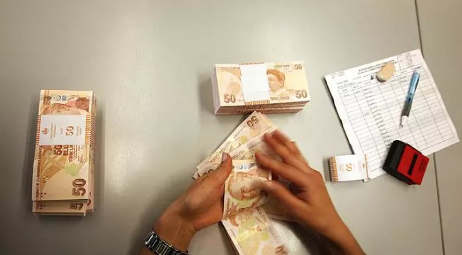 MART AYINA KADAR UMUT VE BEKLENTİ
Özgür Erdursun'un değerlendirmesine göre, mart ayında gerçekleşecek seçim öncesi, emeklilerin bir umudu ve beklentisi var. Ancak, hükümetin bu taleplere nasıl yaklaşacağı belirsizliğini koruyor. Erdursun, "Ocak ve temmuzda enflasyon farkı neyse sadece bu farklar verilecek, üstüne ayrıca bir iyileştirme yapılabilir de yapılmayabilir de." uyarısında bulunarak emeklilere dikkatli olmalarını öneriyor.
