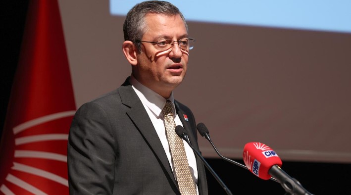 HATAY'DAKİ BELİRSİZLİK
Hatay'da beşinci anket çalışmasını yaptıklarını dile getiren Özel, şu ana kadar Hataylılar için Lütfü Savaş'a alternatif bir aday geliştiremediklerini söyledi. Ancak partinin çabalarının devam ettiğini ve son kararı yarın partinin vereceğini belirtti. Lütfü Savaş'ın hatalarının olduğunu ancak sorumluluğun tamamının onda olmadığını vurguladı.
