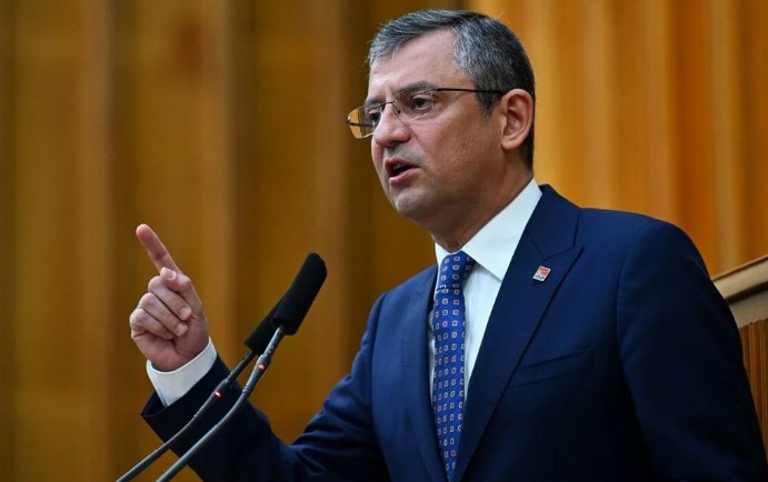 LÜTFÜ SAVAŞ'IN KLİP KARARI
Lütfü Savaş'ın CHP'nin seçim klibinde yer almaması konusuna değinen Özel, Savaş'ın deprem nedeniyle müzikli bir klipte yer almanın doğru olmayacağını belirttiğini ve bu kararı haklı bulduklarını ifade etti.
