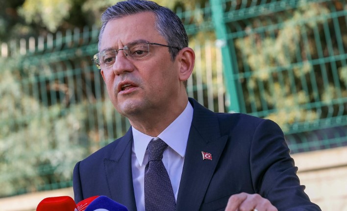 YAPAY ZEKA İLE ADAY BELİRLEME SÜRECİ
Özgür Özel, gazetecilerin yapay zeka kullanımıyla ilgili sorularına cevap verirken, 2019 seçimleri öncesinde yaptıkları anketlerin sayısını artırdıklarını ve bu süreçte yapay zekadan faydalandıklarını söyledi. Yapay zekanın anket sonuçlarındaki hataları düzelten ve aday önerileri sunan bir araç olduğunu belirten Özel, yapay zekanın hayatın bir parçası haline geldiğini ifade etti.
