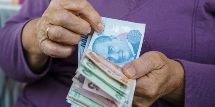 Bayram ikramiyesinde yapılan zamla ilgili açıklamada bulunan Erdoğan, eskiden emeklinin bayram ikramiyesi olarak herhangi bir geliri olmadığını ifade ederek, önümüzdeki bayramda bu rakamı yüzde 50 artışla 3 bin TL'ye yükselteceklerini söyledi.