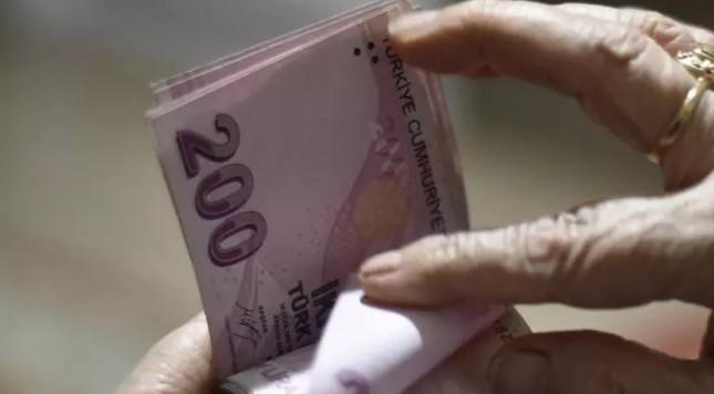 SİGORTA PRİM GÜNLERİ İPTAL EDİLİYOR
SGK, düzenli denetimlerle sigortaların sahte olup olmadığını kontrol ediyor. Ortaya çıkan bilgiler doğrultusunda yapılan incelemeler sonucunda, sahte sigorta yaptıranların prim günleri iptal ediliyor. Bu süre zarfında ödenen primler ise kaybediliyor. Sahte sigortalılık sürecinde sağlık hizmetlerinden yararlananların tedavi masrafları da faiziyle birlikte geri alınıyor.
