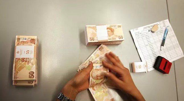 VATANDAŞLARA UYARI
Uzmanlar, vatandaşları sahte sigorta yerine eksik prim günlerini isteğe bağlı sigorta primi ödeyerek tamamlamaları konusunda uyarıyor. Sahte sigorta dolandırıcılıklarının beraberinde getirdiği cezaların yanı sıra, bu tür faaliyetlerin toplumun sosyal güvenliğini tehdit ettiğine dikkat çekiyorlar. Bu nedenle, sağlıklı bir emeklilik süreci için güvenilir ve yasal yolları tercih etmek büyük önem taşıyor.
