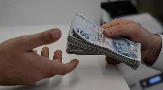 HAPİS CEZASI VE İDARİ PARA CEZALARI
Sahte sigorta yaptıranlar ve fiilen çalışmayan kişileri sigortalı gösteren işverenler, Türk Ceza Kanunu'na göre cezai işlemlerle karşı karşıya kalabilirler. Resmi belgede sahtecilik suçunda 2 ila 5 yıl arasında hapis cezası uygulanırken, diğer suçlarda da hapis cezaları farklılık gösteriyor. Ayrıca, sahte sigortalı gösterilen her ay için işverenlere asgari ücret tutarında idari para cezası uygulanıyor. Hazine ve Maliye Bakanlığı da vergi yönünden cezai yaptırımlar getirebiliyor.
