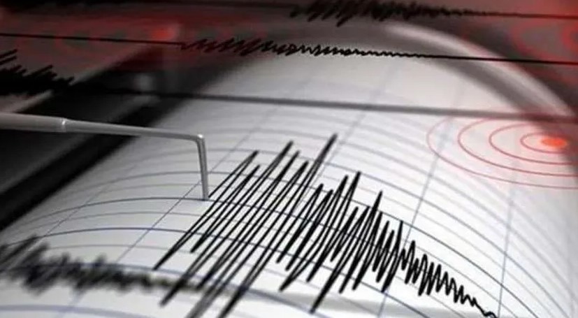 Türkiye, son günlerde artan deprem aktivitesi ile sarsılmaya devam ediyor. Bugün öğle saatlerinde Çanakkale'de yaşanan 3.8 büyüklüğündeki depremin ardından Ege Bölgesi'nde bir başka deprem haberi geldi. Muğla'nın Seydikemer ilçesinde meydana gelen 3.6 büyüklüğündeki depremin etkisiyle sarsılan bölgede, ardından Kahramanmaraş ve Malatya'da da peş peşe depremler kaydedildi.