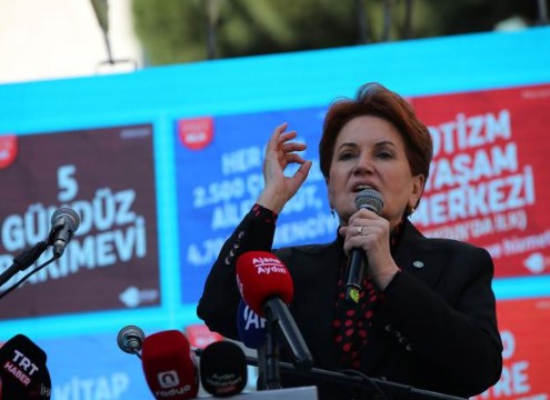 İYİ PARTİ'DEKİ ÖNCEKİ GÖREVLERİ VE VEFA MESAJI
Büyüköztürk, açıklamasında İyi Parti'deki geçmişine de vurgu yaparak, "Haydi Abla ile başlayan, Meral Akşener hareketinde Bölge Temsilcisi, Kurucular Kurulu Üyesi, İl Başkanlığı görevinde bulunduğum süreç içerisinde yaşadığım güzel anılar ve kıymetli dostluklar bende baki kalacaktır" dedi. Ayrıca, İyi Partiye ve gönül verenlere başarılar dileyerek, "Benim, Ailemin ve Sülalemin onuru" için bu kararı almaktan başka çareleri olmadığını belirtti.
