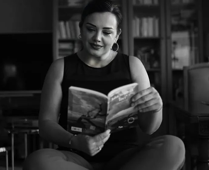 GÜZEL SUNUCUNUN ŞAŞIRTAN DEĞİŞİMİ
Esra Ceyhan, uzun bir süre ekranlardan uzak kaldıktan sonra sosyal medya hesapları aracılığıyla hayranlarıyla buluşmaya devam ediyor. Son dönemde aldığı kilolarla dikkat çeken Esra Ceyhan'ın 54 yaşındaki son halini görenler şaşkınlıklarını gizleyemiyor. Değişen görüntüsüyle dikkat çeken sunucu, sık sık yaptığı paylaşımlarla takipçi kitlesini bilgilendiriyor.
