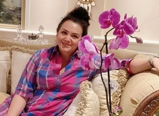 SOSYAL MEDYADA ETKİLEMEYE DEVAM EDİYOR
Uzun süredir ekranlardan uzak kalan Esra Ceyhan, kızı Ayşe ile birlikte sosyal medyada aktif bir şekilde hayranlarına sesleniyor. Türk mutfağından örneklerle hazırladığı yemek kitabıyla da bilinen Esra Ceyhan'ın, sosyal medyadaki paylaşımları beğeni ve yorum yağmuruna tutuluyor.
